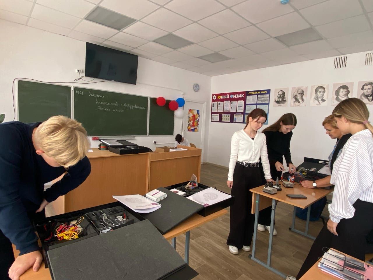 В физической лаборатории.